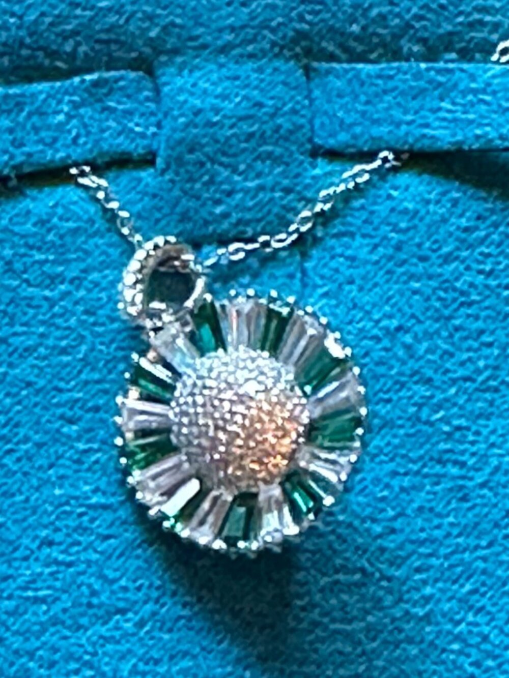 New stunning sparkly faux emerald & diamond round necklace